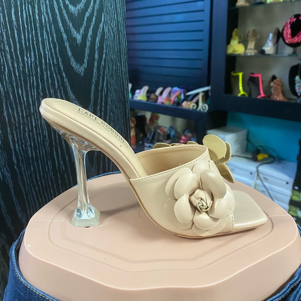 NEW cream leather heel, with flower rap - Picture 2 of 2